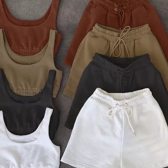 Two piece casual sports wear. Crop top and draw string pants set. - Picture 2 of 3